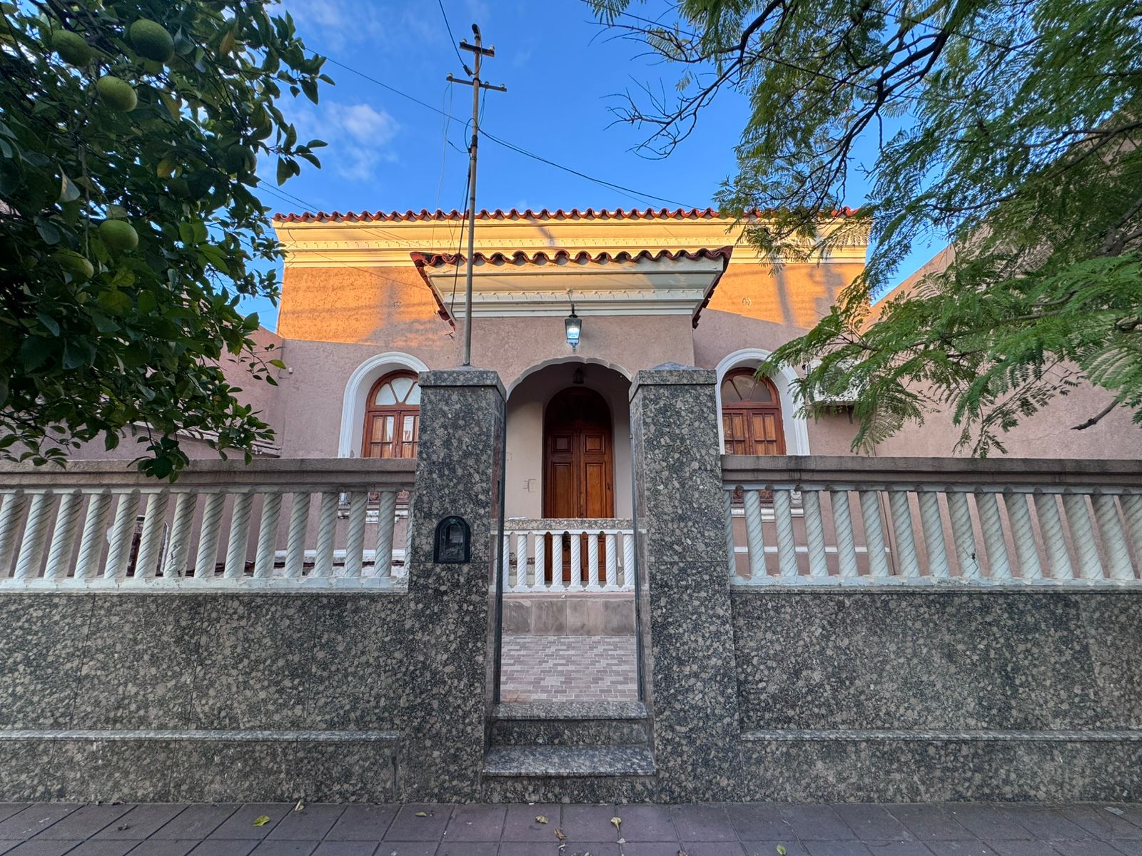 CASA SEÑORIAL EN AV. MORENO. OPORTUNIDAD.